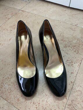 Coach Black Patent Leather Pumps Heels Size 7.5 Classic Round Toe Mid Heel